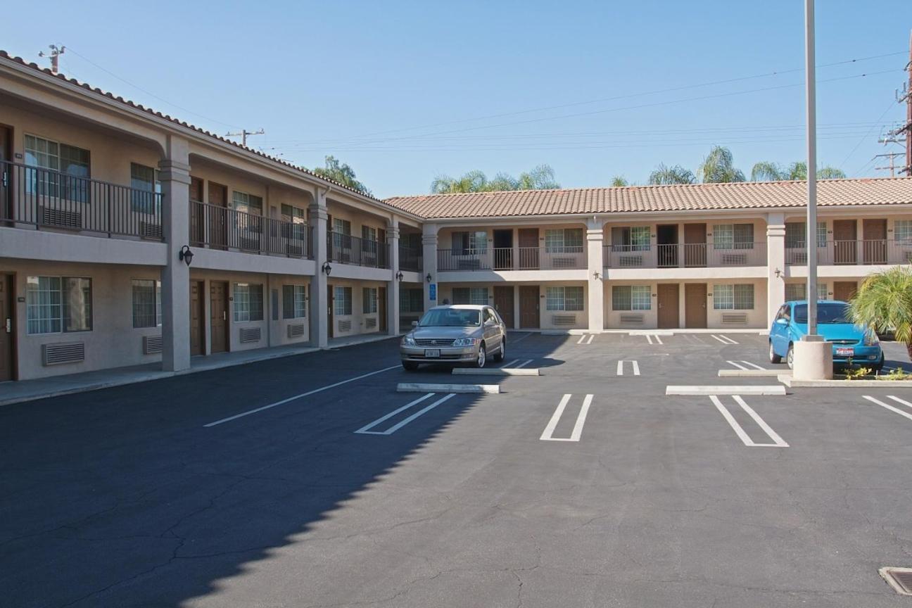 Burbank Inn And Suites Exterior photo
