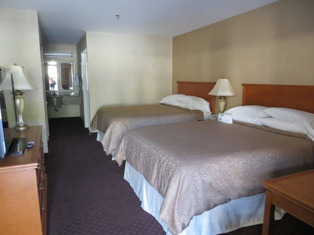 Burbank Inn And Suites Exterior photo